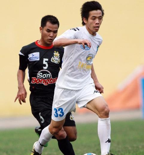 Ở lần đầu tiên thử sức ở V-League, Văn Quyết đã thể hiện được tài năng của mình khi ghi được 9 bàn thắng cho đội bóng thủ đô. Anh được coi là tiền vệ chạy cánh hay nhất V-League 2011 khi tuổi đời mới chỉ đôi mươi.